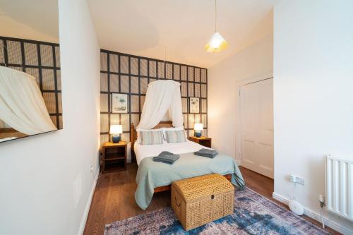um quarto com uma cama e duas mesas com candeeiros em Central Apartments - Colonial em Blairgowrie