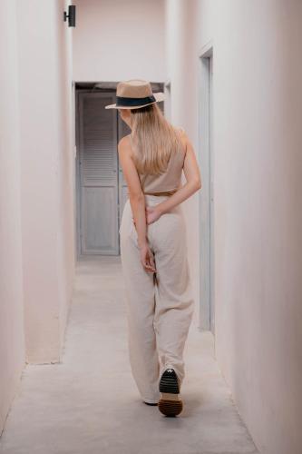 a woman in a hat is standing on a skateboard at Hotel Casa de Hadas in Minca
