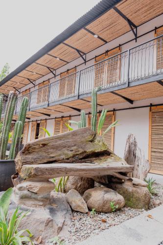 a wooden bench sitting in front of a building at Hotel Casa de Hadas in Minca