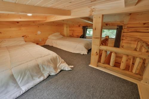 Ένα ή περισσότερα κρεβάτια σε δωμάτιο στο Ryon Tiny Home Cabin City-side Rustic Retreat