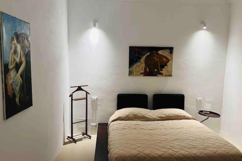 a bedroom with a bed and a painting on the wall at Casa Pilar in Lanciano