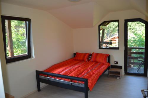 Un pat sau paturi într-o cameră la Cabana Colibita