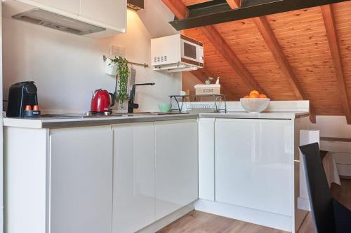Sunny Cozy Penthouse with a Terrace at Plaza del Carmen