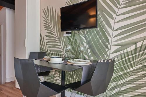 Sunny Cozy Penthouse with a Terrace at Plaza del Carmen