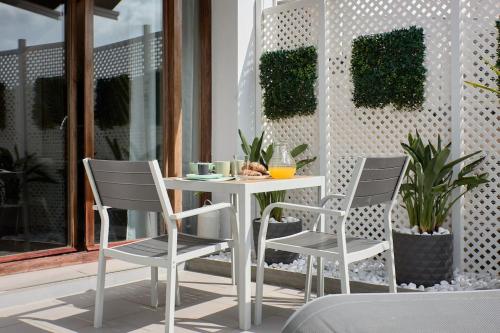 Sunny Cozy Penthouse with a Terrace at Plaza del Carmen