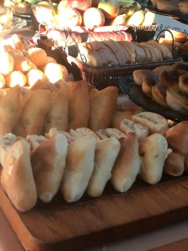 un buffet di hot dog e dolci su un tavolo di Paracatu Plaza Hotel a Paracatu