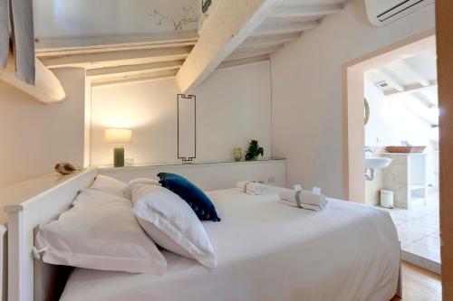 Del Guanto Apartment by Mamo Florence