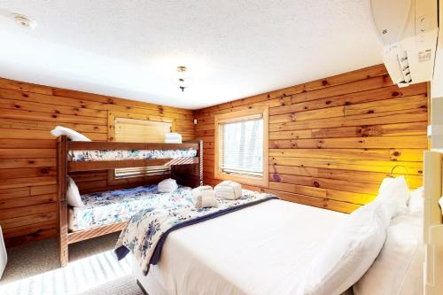 - une chambre avec des murs en bois et un lit dans un dortoir dans l'établissement 29 Aker Wood, à Thayerville