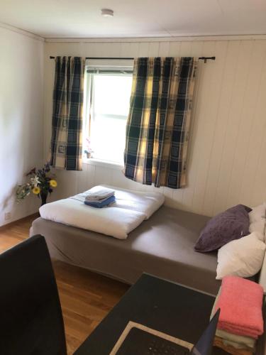 Kleines Zimmer mit einem Bett und einem Fenster in der Unterkunft Room in a house, nice view, in a quiet street rom 5 in Bodø