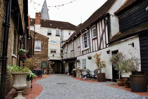 um beco numa cidade velha com edifícios em Blue Boar Hotel em Maldon