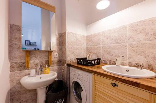 La salle de bains est pourvue d'un lavabo et d'un lave-linge. dans l'établissement Anna's cosy home in Abanotubani, à Tbilissi