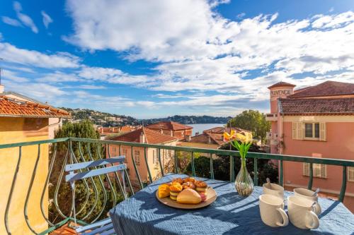 une assiette de fruits sur une table sur un balcon dans l'établissement LE PROVENCE AP4389 By Riviera Holiday Homes, à Villefranche-sur-Mer