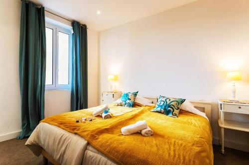 une chambre avec un lit avec des serviettes dessus dans l'établissement LE PROVENCE AP4389 By Riviera Holiday Homes, à Villefranche-sur-Mer