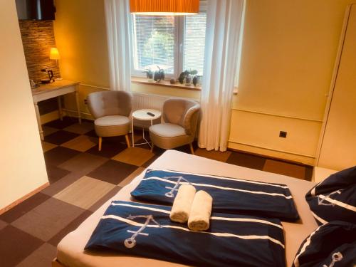 une chambre avec un lit avec deux serviettes dessus dans l'établissement Pension U háje, à Litomyšl