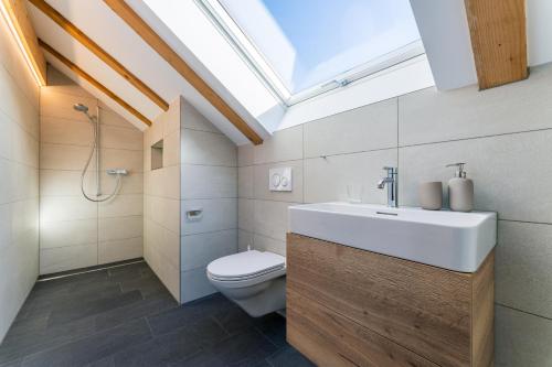 Ванная комната в Cosy 1-Bedroom Rooftop Apartment