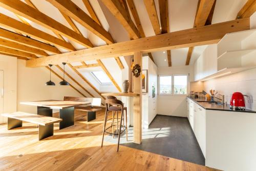 Кухня или мини-кухня в Cosy 1-Bedroom Rooftop Apartment
