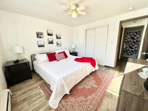 Un pat sau paturi într-o cameră la Charming Retreat in Marion, Iowa!
