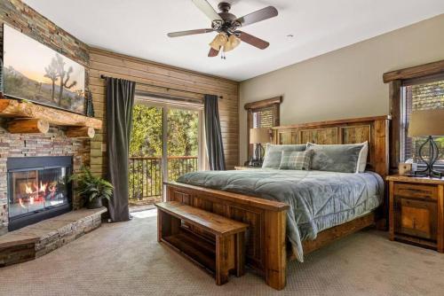 una camera da letto con un letto e un camino di Eagle Creek Lodge a Big Bear Lake