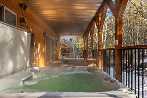 una vasca idromassaggio sul portico di una casa di Eagle Creek Lodge a Big Bear Lake