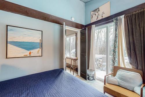a bedroom with a bed and a large window at Art Rocks in Stowe