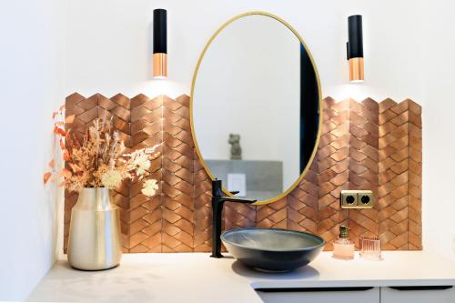 a bathroom with a mirror and a bowl on a counter at 5 Sterne Ferienwohnung Schlossplatz - Sachsen Vogtland Erzgebirge 6 Personen 3 SZ Sauna Kamin in Auerbach