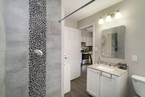 Koupelna v ubytování No Ho yellow door bungalow