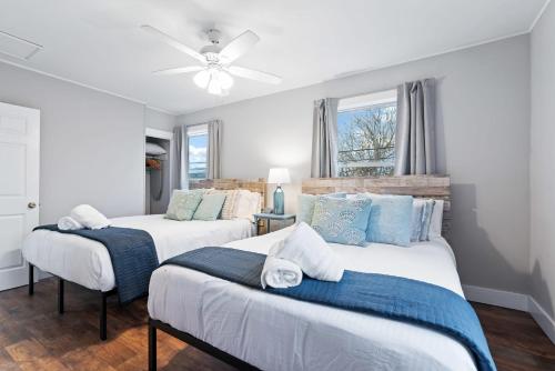 duas camas num quarto com duas janelas em Private Oasis W Two Houses 300 Steps to Beach em Galveston
