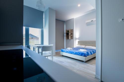 Schlafzimmer mit einem Bett und einem Tisch in der Unterkunft Monviso Mono - Exclusive Apartment in Mailand