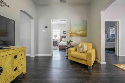 TV a/nebo společenská místnost v ubytování No Ho yellow door bungalow