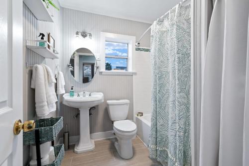 uma casa de banho com um lavatório, WC e uma cortina de chuveiro. em Private Oasis W Two Houses 300 Steps to Beach em Galveston