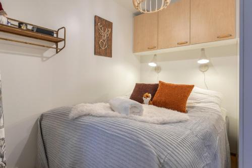 une chambre avec un lit avec des serviettes dessus dans l'établissement Vasko luxurious suites, Luppo, à Rovaniemi