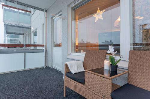 une pièce avec une chaise, une table et une fenêtre dans l'établissement Vasko luxurious suites, Luppo, à Rovaniemi
