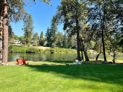 a park with a picnic table and a lake at Deluxe Cabin 1 - Rogue River Resort in Grants Pass