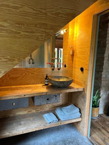 La salle de bains est pourvue d'un lavabo et d'un miroir. dans l'établissement Swedish Quarry House, à Lönsboda