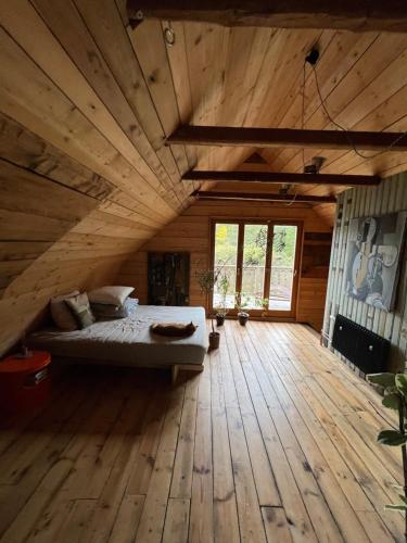 Cette grande chambre comprend un lit au plafond en bois. dans l'établissement Swedish Quarry House, à Lönsboda