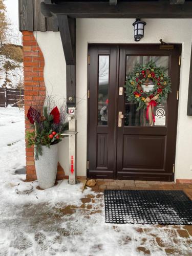 Drzwi wejściowe do domu z wieniec w obiekcie Na Uboczu w mieście Gryfów Śląski