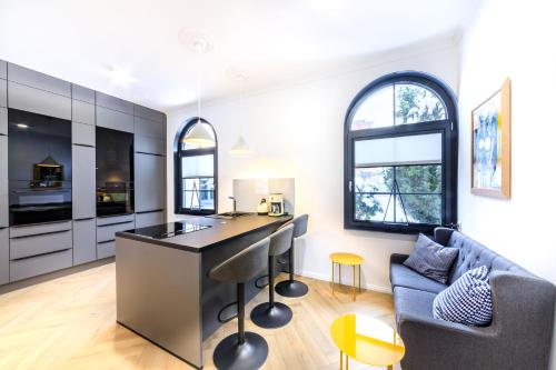 a kitchen and living room with a bar and a couch at 5 Sterne Ferienwohnung Schlossplatz - Sachsen Vogtland Erzgebirge 6 Personen 3 SZ Sauna Kamin in Auerbach