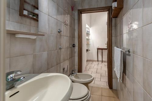 a bathroom with a sink and a toilet at Relax in San Frediano con giardino in Florence