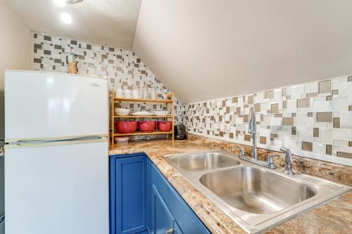 eine Küche mit einer Spüle und einem Kühlschrank in der Unterkunft Dexter Vacation Rental in Walkable Location! in Dexter