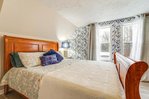 Un dormitorio con una cama grande y una ventana en Dexter Vacation Rental in Walkable Location!, en Dexter