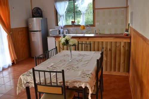Una cocina o cocineta en Cabañas Henua Iti