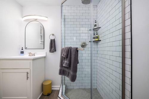 bagno con doccia, lavandino e specchio di Vulcan’s Hideout / Colorful C2 a Birmingham
