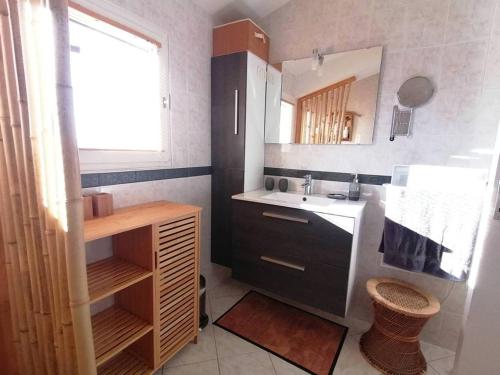 een kleine badkamer met een wastafel en een spiegel bij La Cayrade in Uzer
