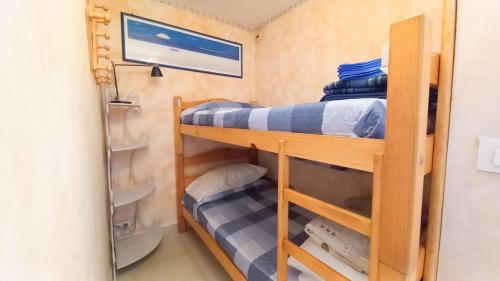 Cette chambre dispose de lits superposés et d'un miroir. dans l'établissement Les terrasses, à Cannes