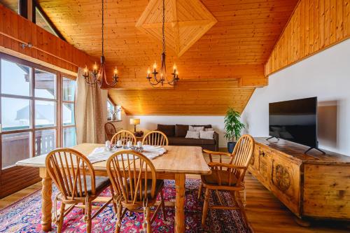 uma sala de jantar com mesa e cadeiras em Landhaus BERGSEE em Bodensdorf