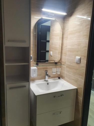 a bathroom with a sink and a mirror at Comfort Stay, EV, Parking in Bolesławiec