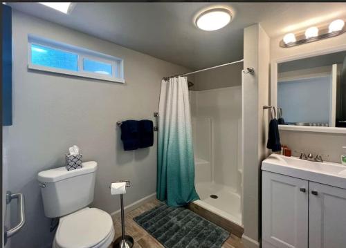 y baño con aseo, ducha y lavamanos. en Loft Cabin 4 - Rogue River Resort, en Grants Pass