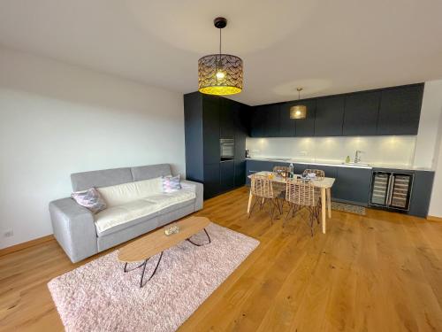 un salon avec un canapé et une table dans l'établissement Les terrasses de Toretta, à Ajaccio