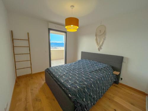 - une chambre avec un lit dans une pièce avec une échelle dans l'établissement Les terrasses de Toretta, à Ajaccio