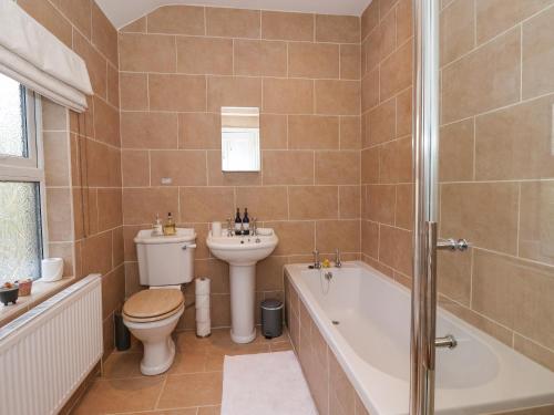 ein Badezimmer mit einem WC, einem Waschbecken und einer Badewanne in der Unterkunft 202 Salisbury Terrace in York